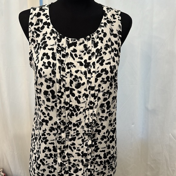 Pleated Sleeveless Black & White Pattern Blouse Shell Top - Picture 15 of 15